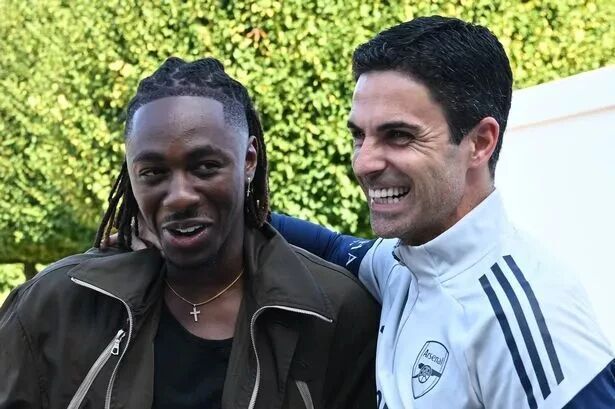 特拉福德作, 霍尔